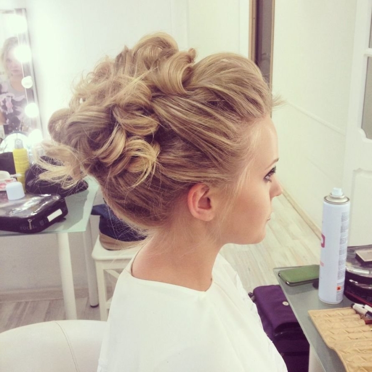 Прическа пучок с локонами