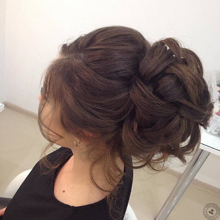 Красивый пучок с локонами