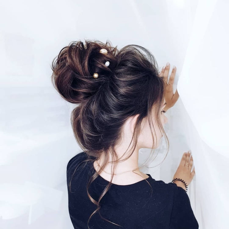 Девочка с пучком учится