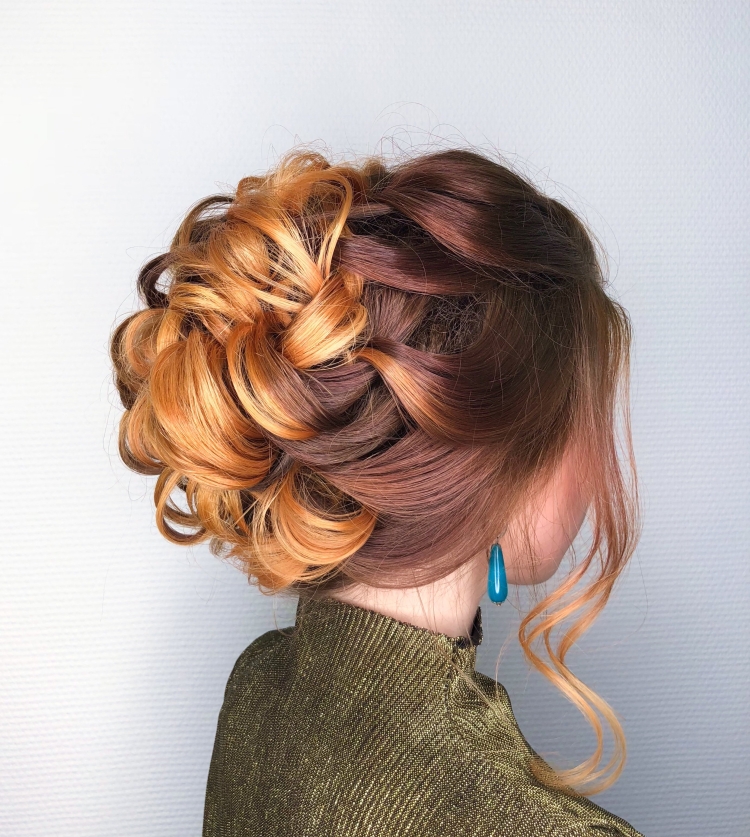 Прическа шишка с локонами