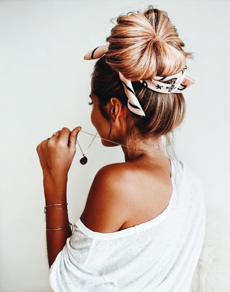 Пучок на голове