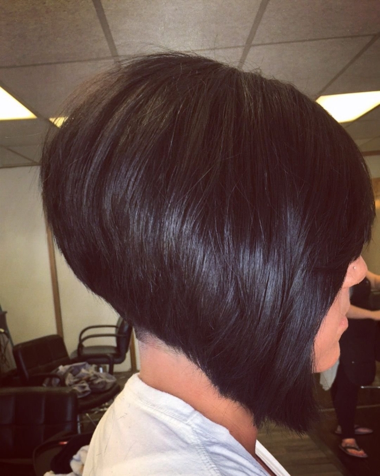 Каре с укороченным затылком и удлиненными передними прядями