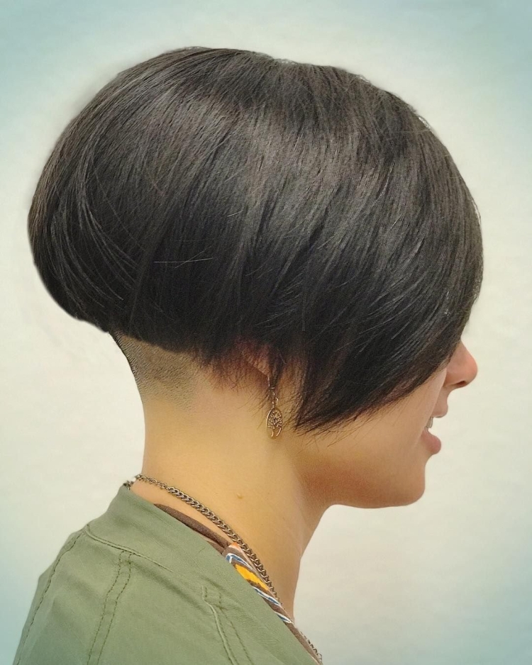 Стрижка каре-Боб с выстриженным затылком