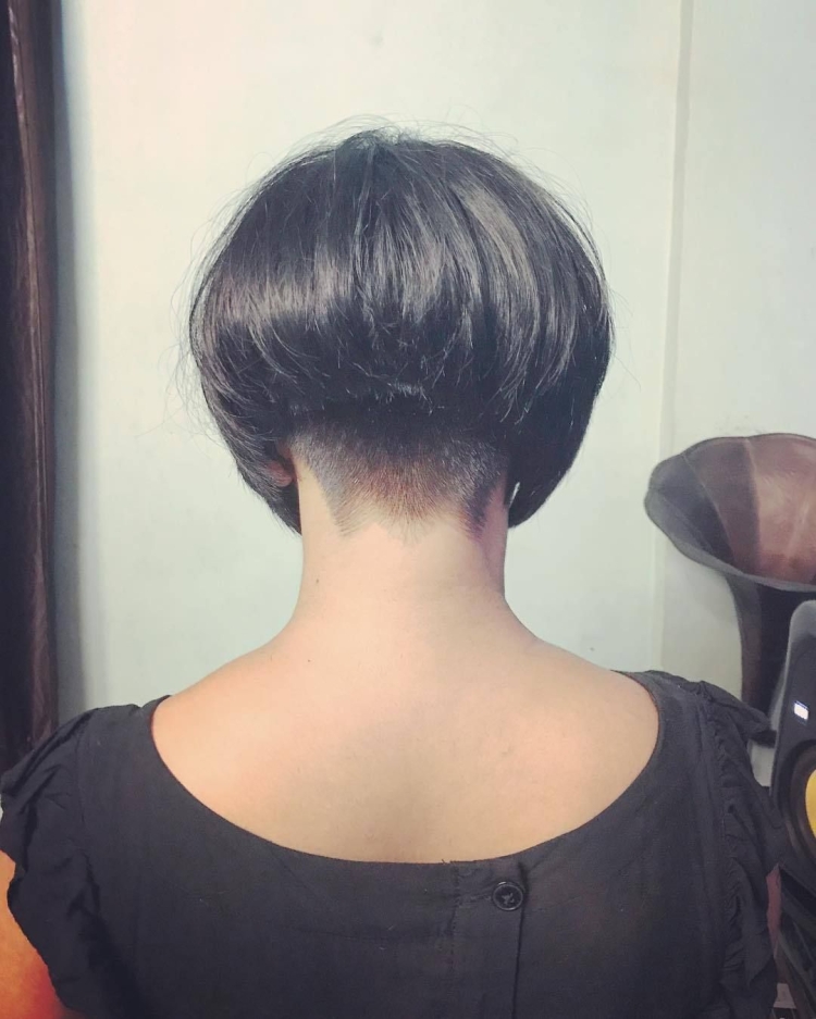 Стрижка каре-Боб с выстриженным затылком