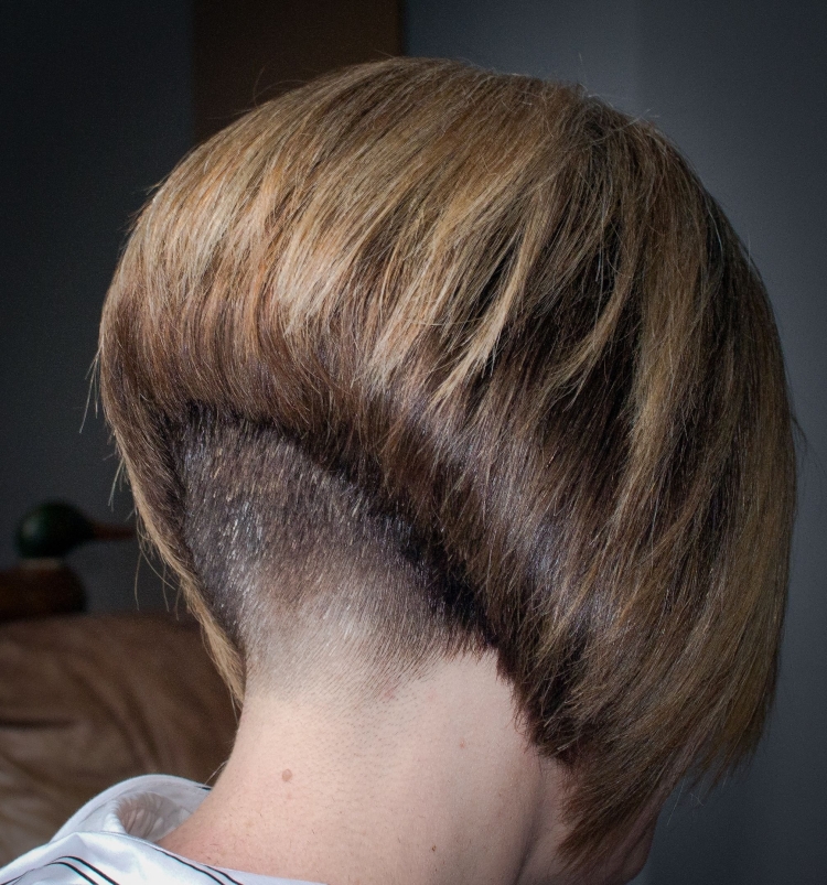 Боб каре с подбритым затылком