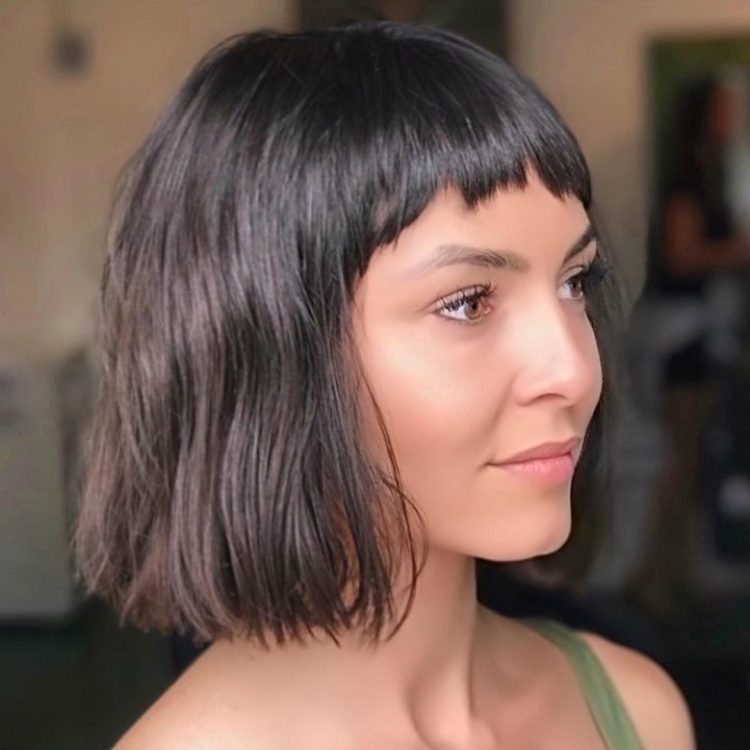 Очень короткое каре с челкой