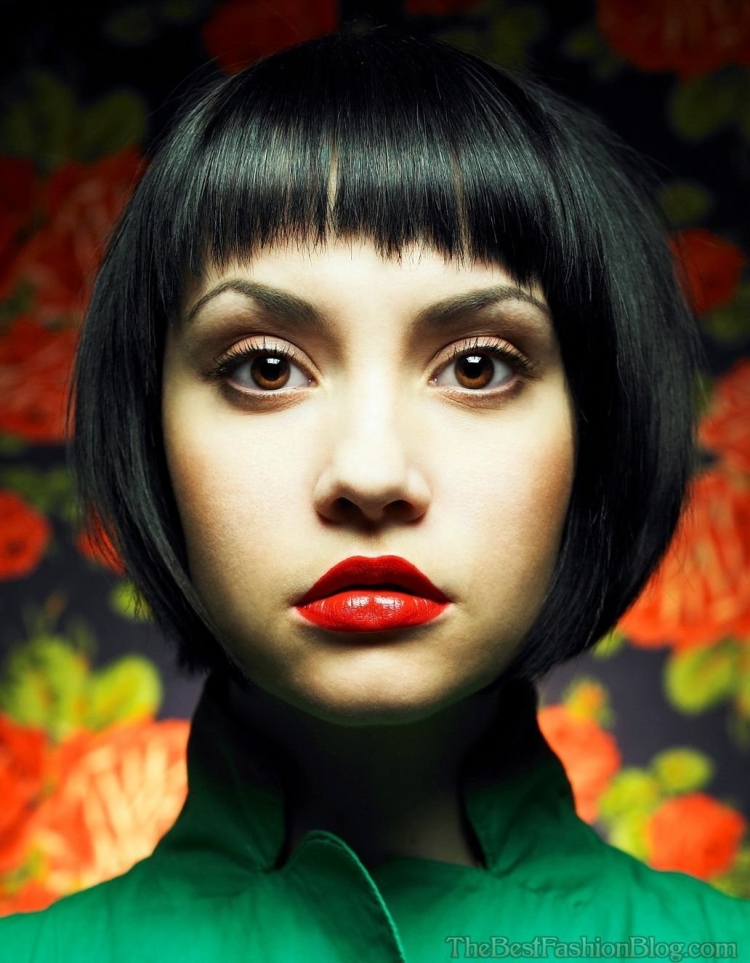 Короткая рваная челка наискосок