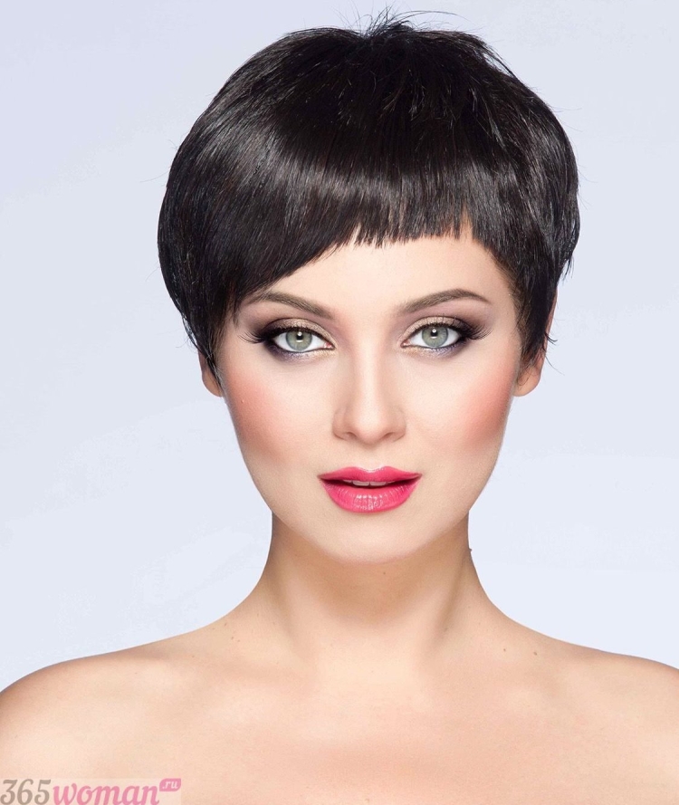 Стрижка Гарсон на короткие волосы с челкой для женщин