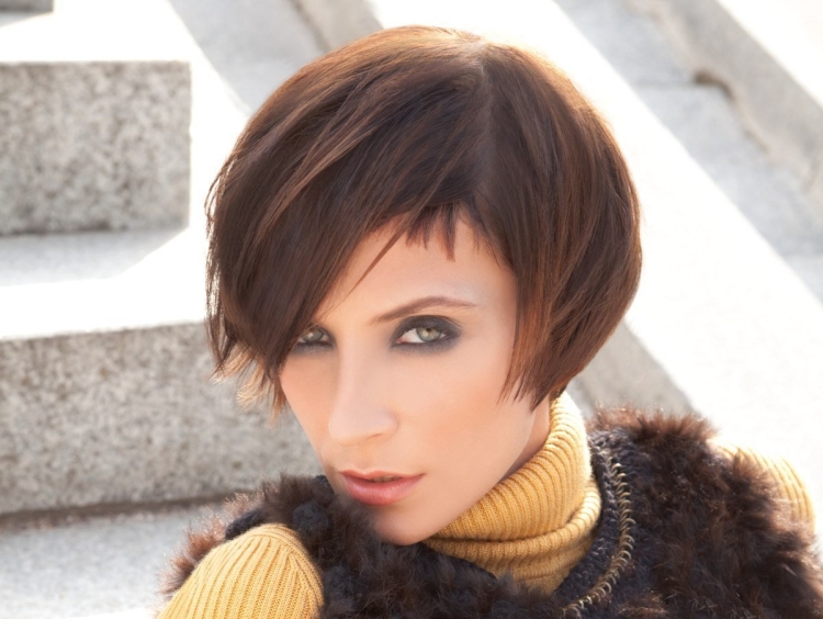 Градуированный Боб с косой челкой