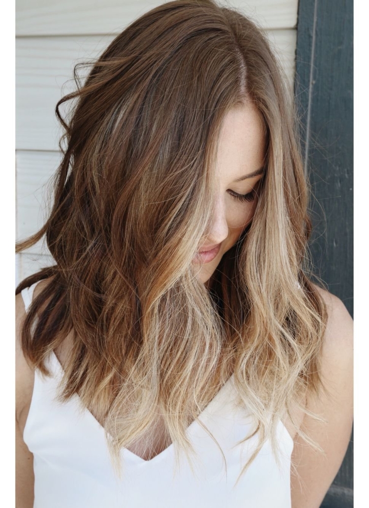 Осветленные пряди на русых волосах