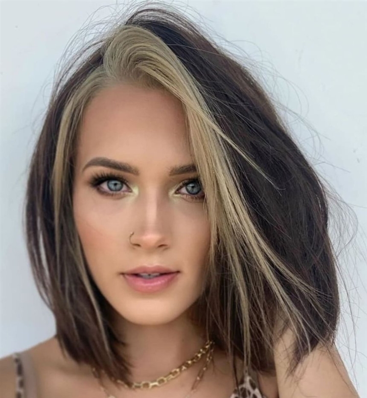 Светлые пряди у лица