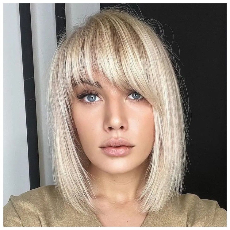 Каре с челкой блондинки