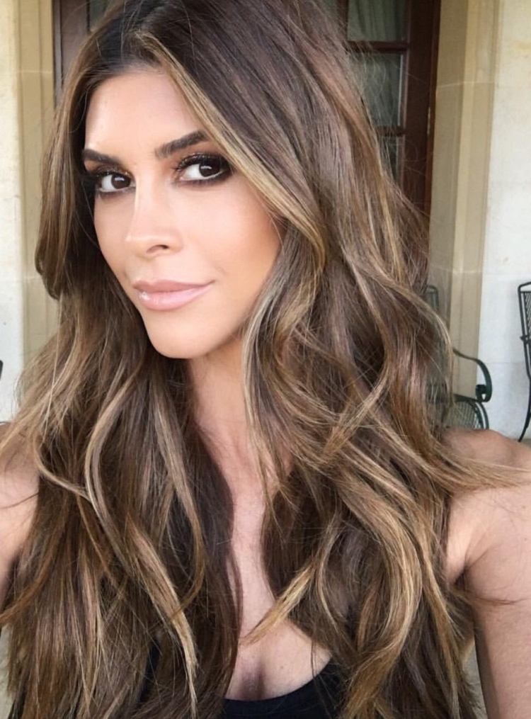 Светлые пряди на темных волосах