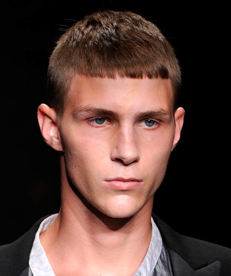 Причёска полубокс мужская с челкой