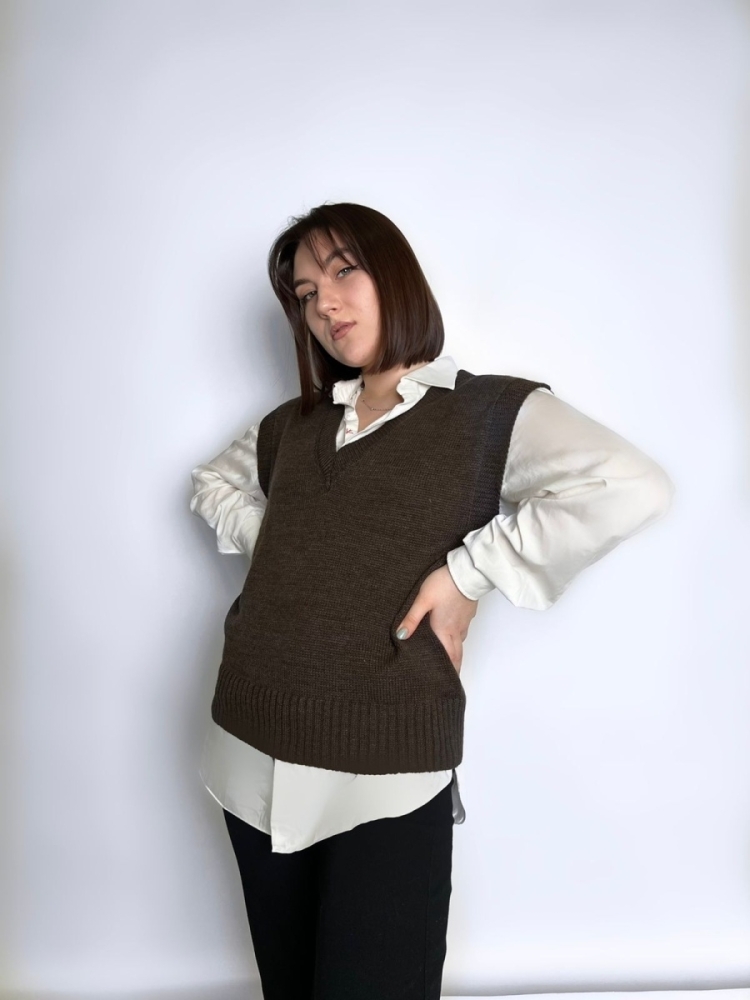 6735348 Жилет вязаный