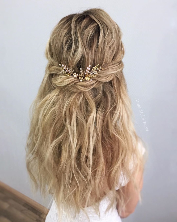 Прическа мальвинка на короткие волосы