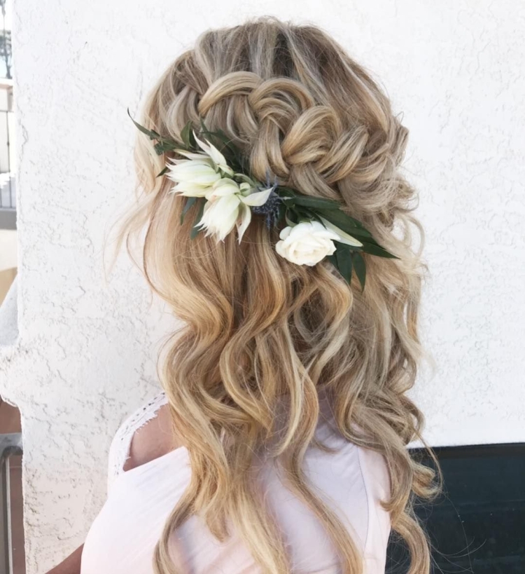 Цветы в распущенных волосах