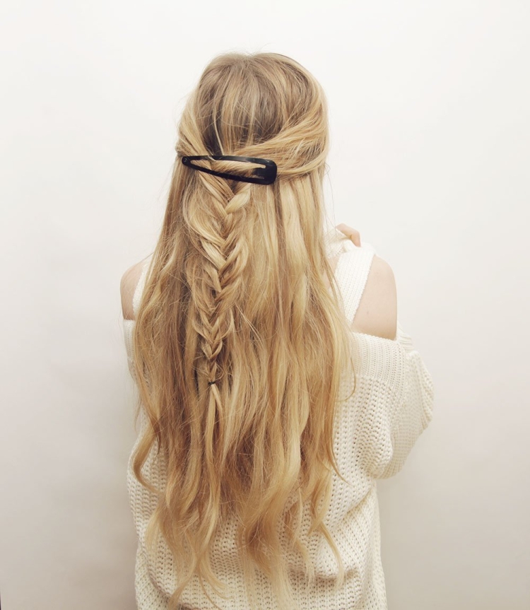 Прическа распущенные волосы и косичка