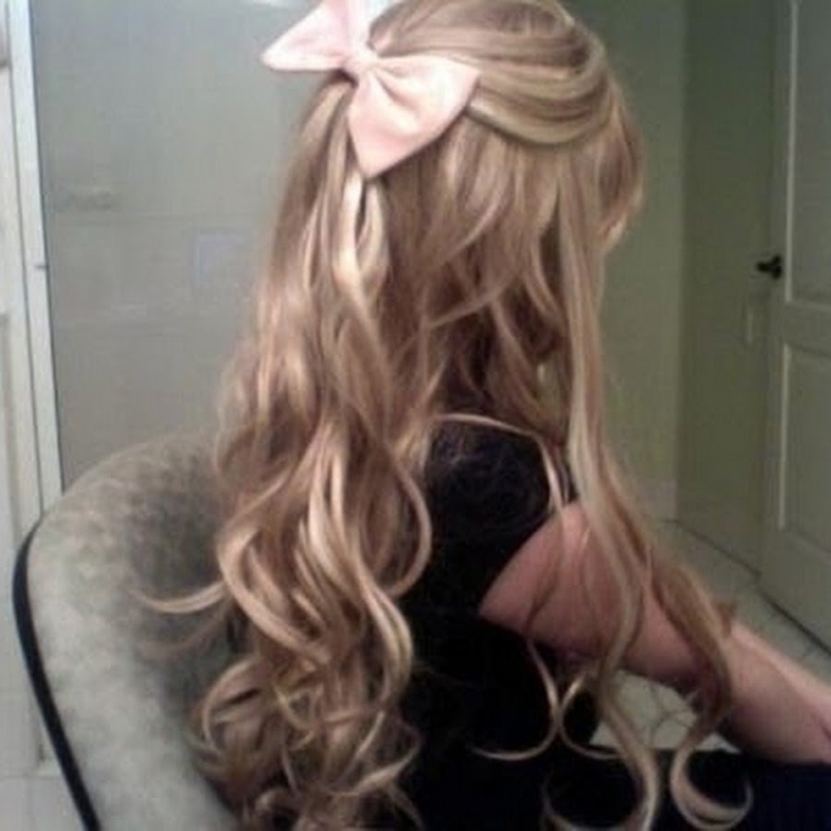 Прическа Локоны с бантом