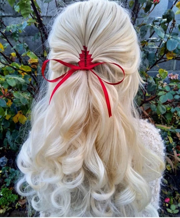 Прическа с лентой в волосах