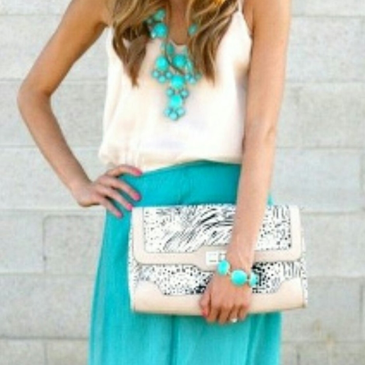 Сочетание светло бирюзового цвета в одежде