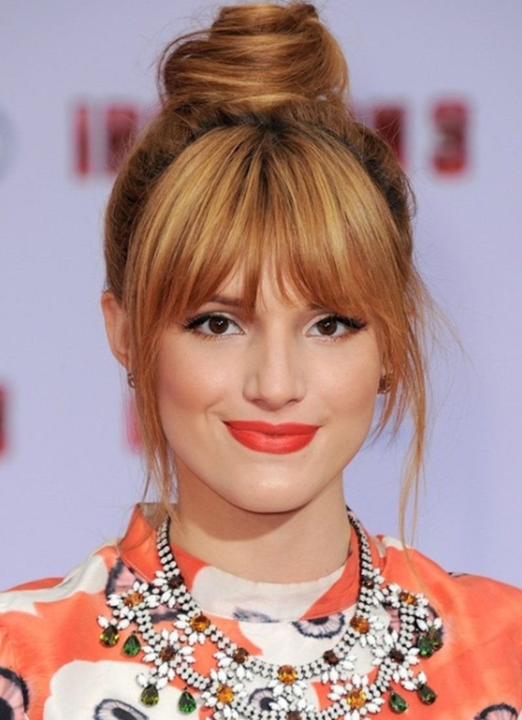 Белла Торн с челкой прически