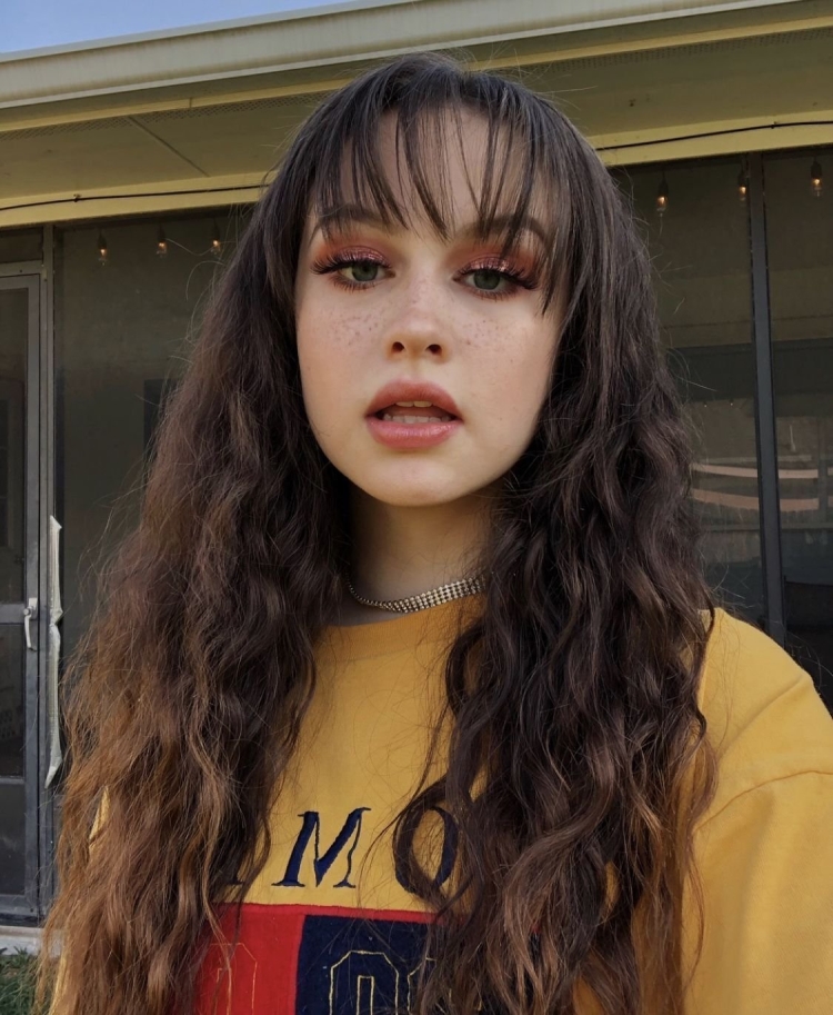 Девушки с челкой Эстетика