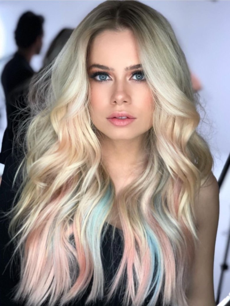 Блондинка с цветными прядями