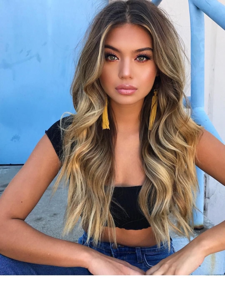 Кайли со светлыми прядями