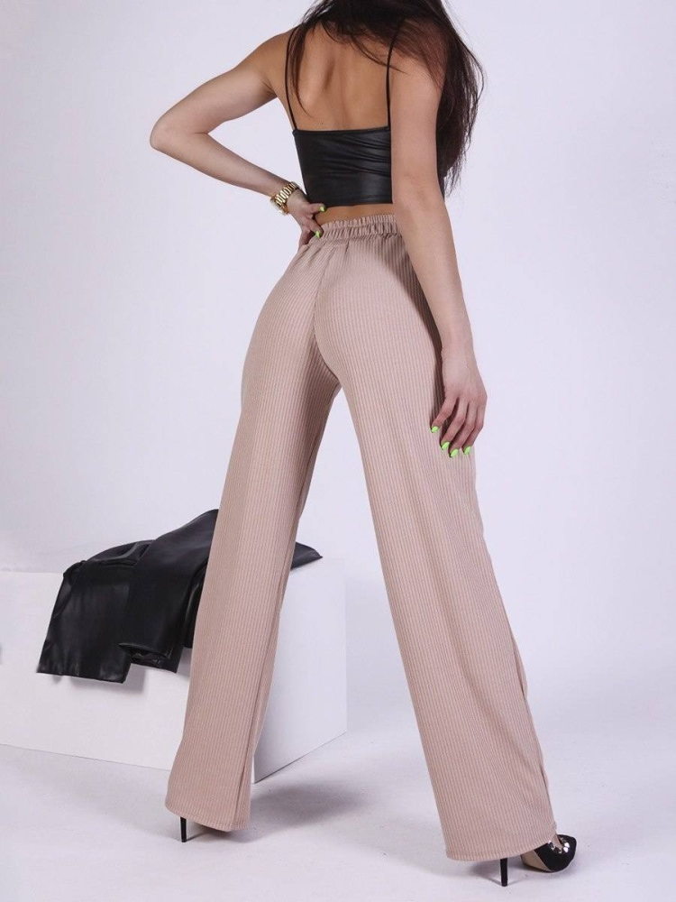 Девушки в брюках клеш