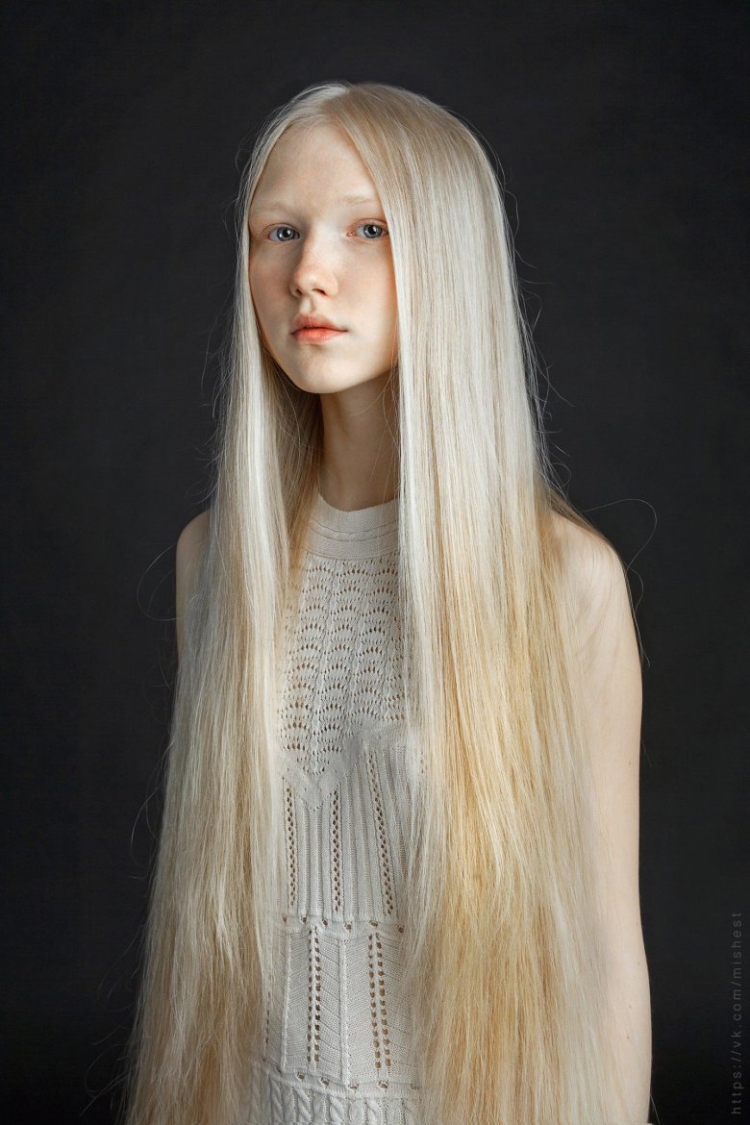 Девушка с белыми волосами