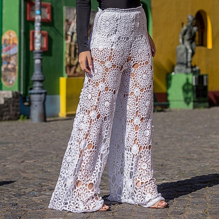 Белла Хадид в широких штанах