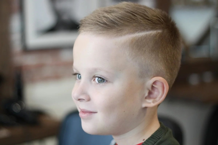 Стрижка с пробором для мальчика короткие