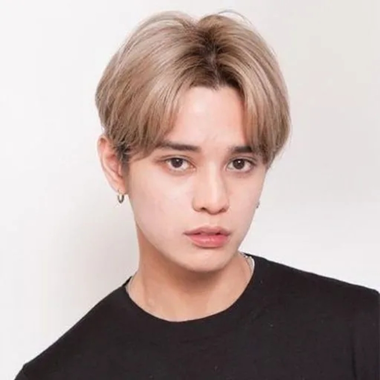 Короткие волосы с пробором посередине