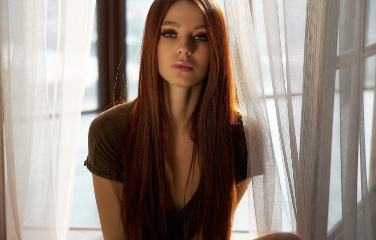 Шатенка с длинными волосами