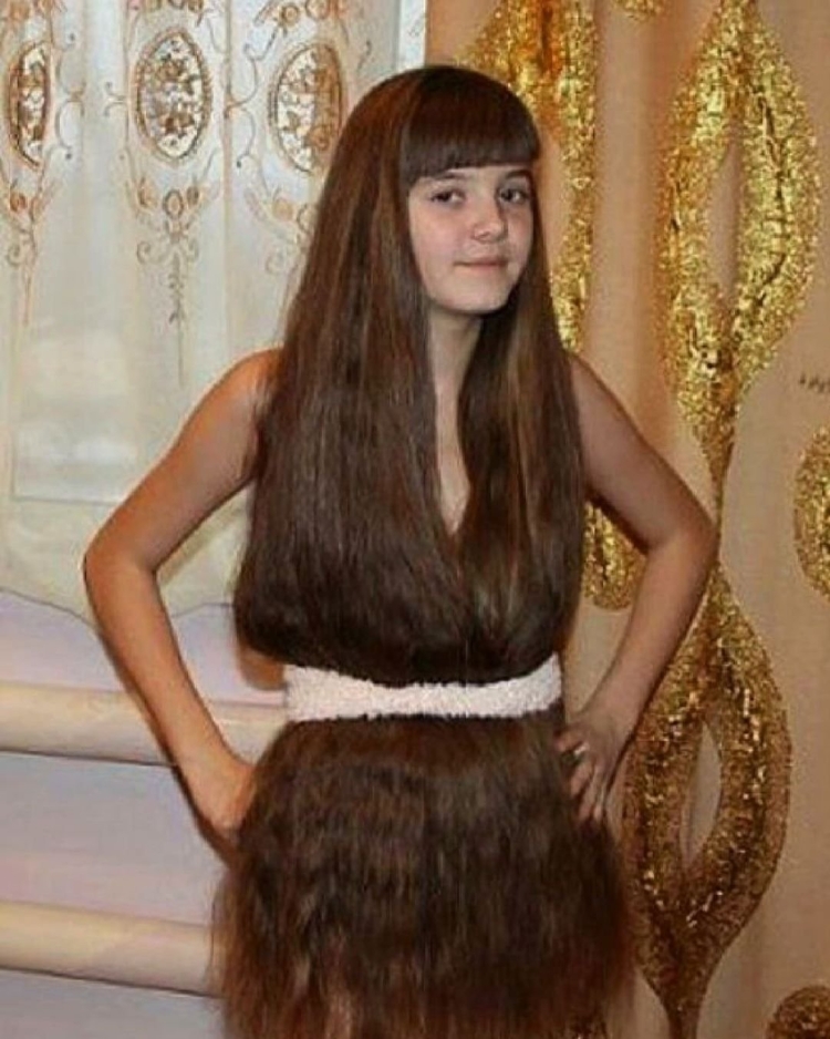 Юная с длинными волосами