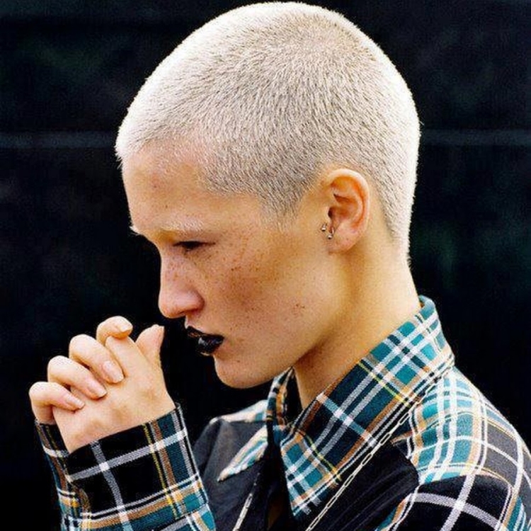 Парень с бритой головой