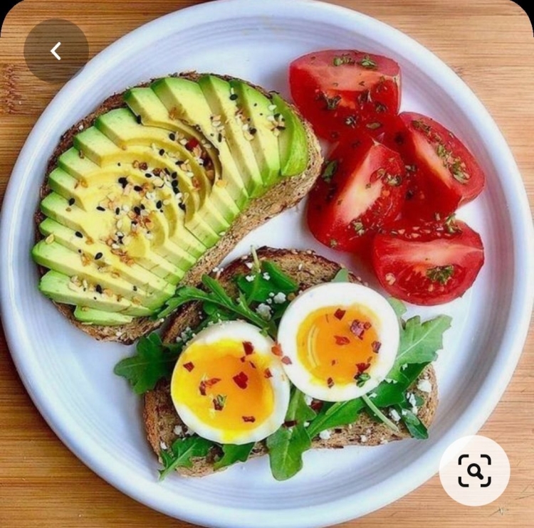 Красивый завтрак с авокадо