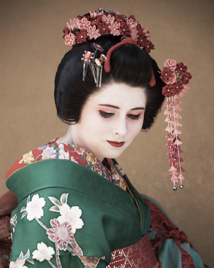 Прическа гейши разделенный персик