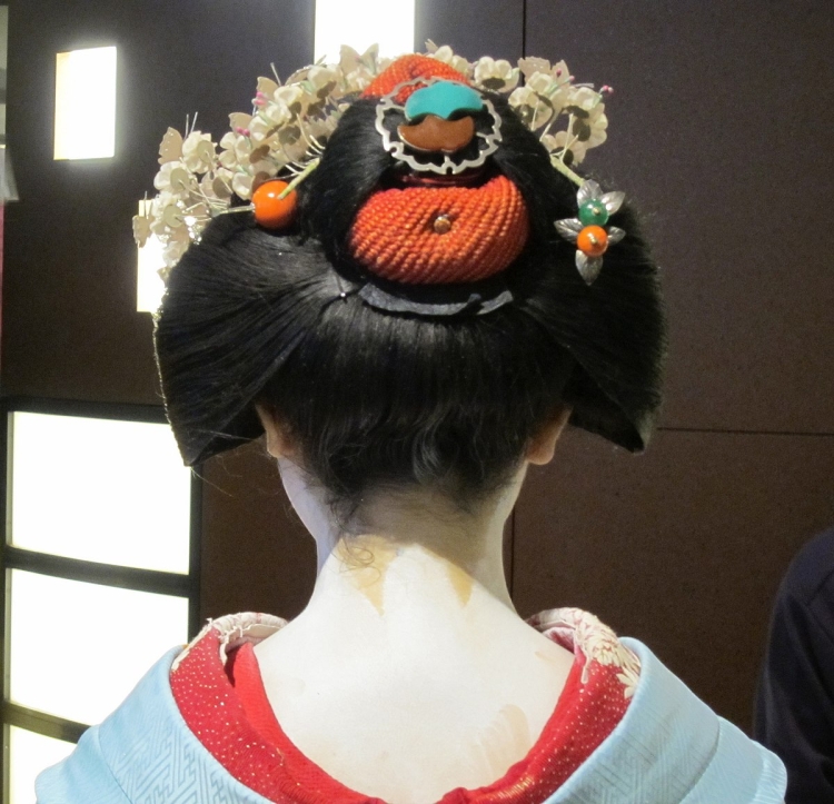 Момоварэ прическа гейши