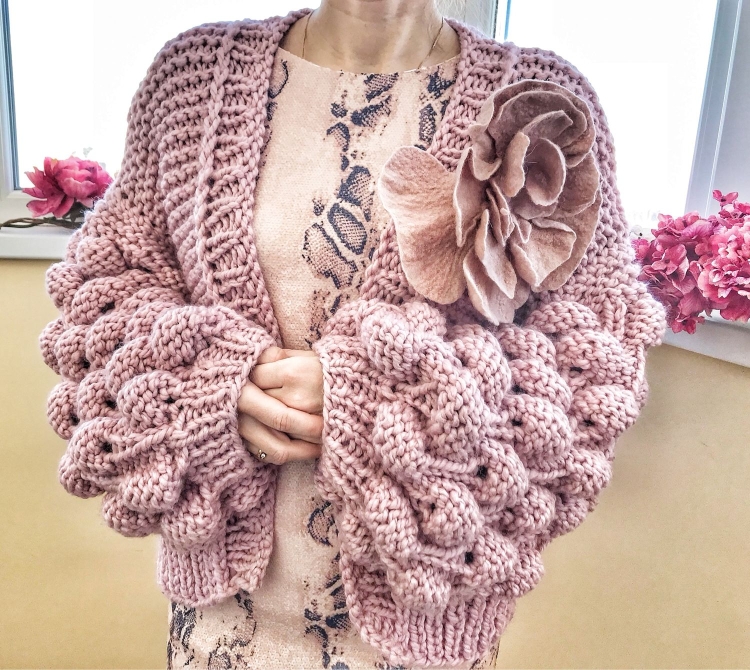 Кардиган с объемными цветами