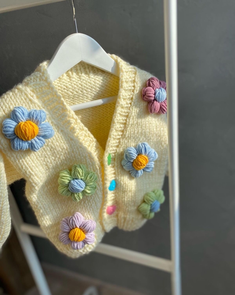 Кардиган ручной работы с объёмными цветами
