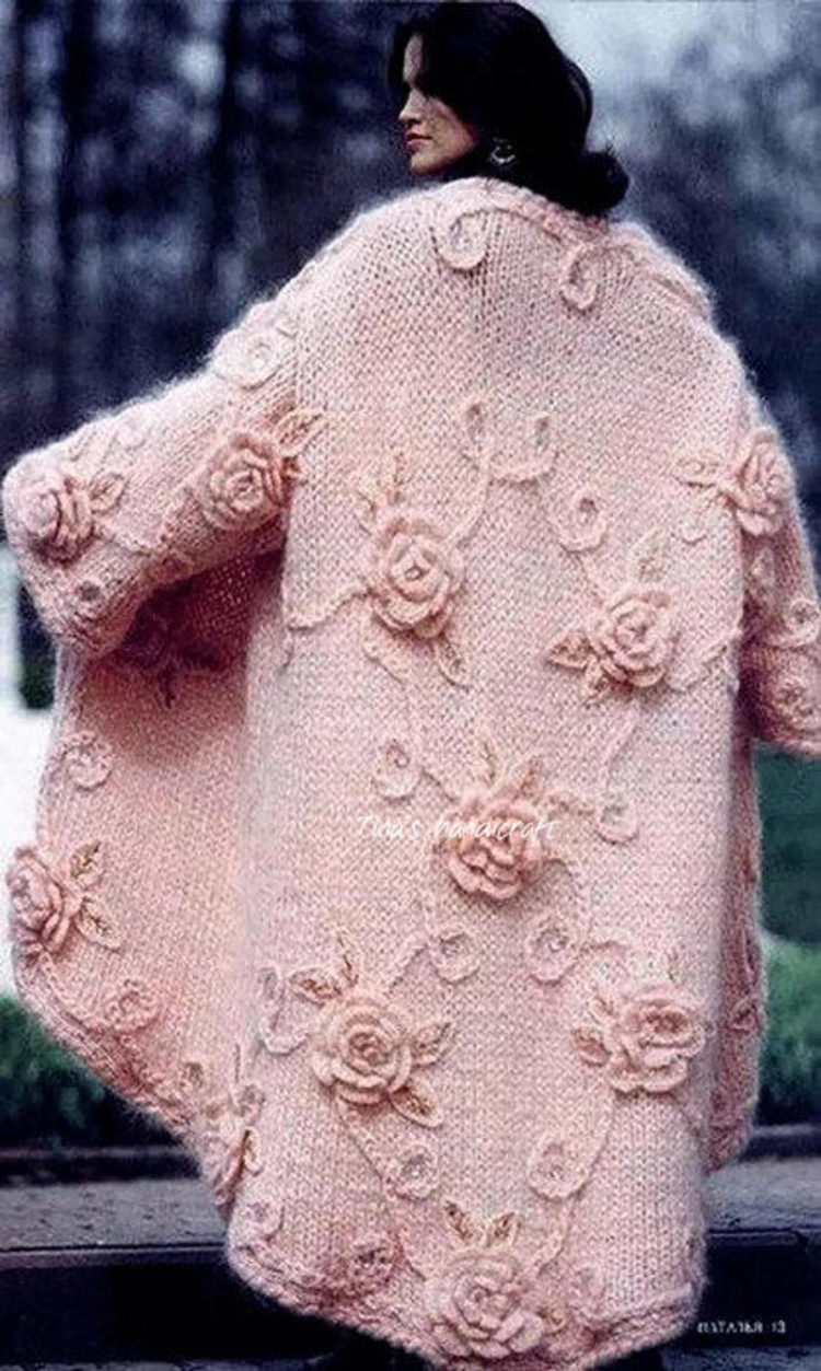 Свитер с объемными цветами