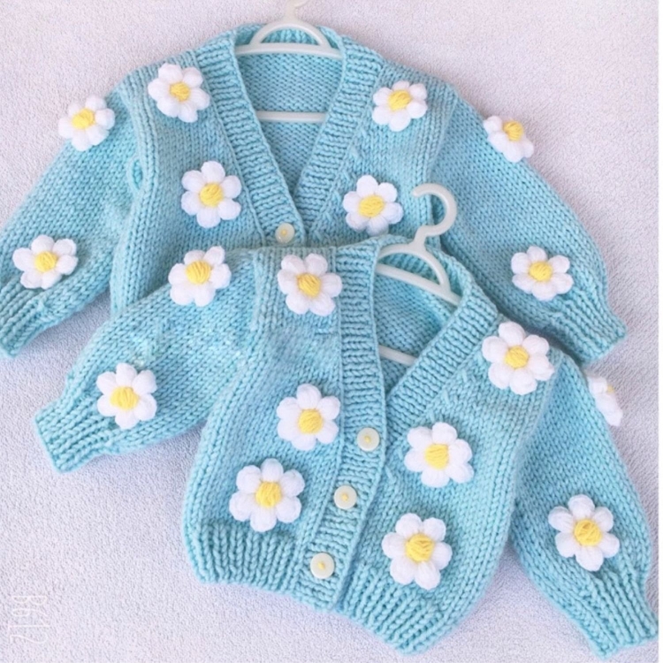 Кардиган с ромашками вязаный
