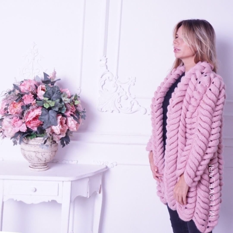 Кардиган с помпонами на рукавах