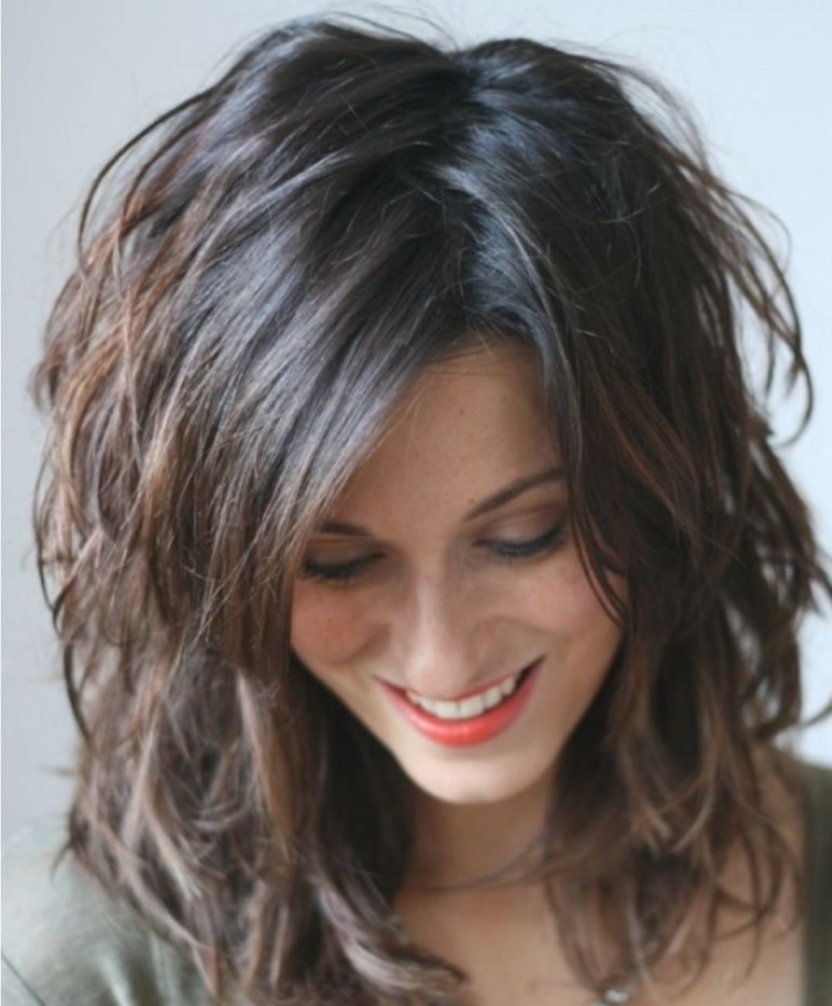 Каскад на волнистые волосы до плеч