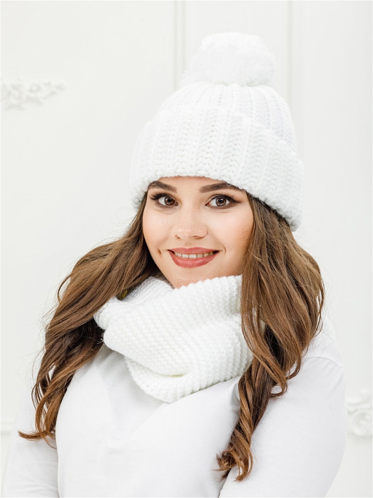 Белая шапка и шарф