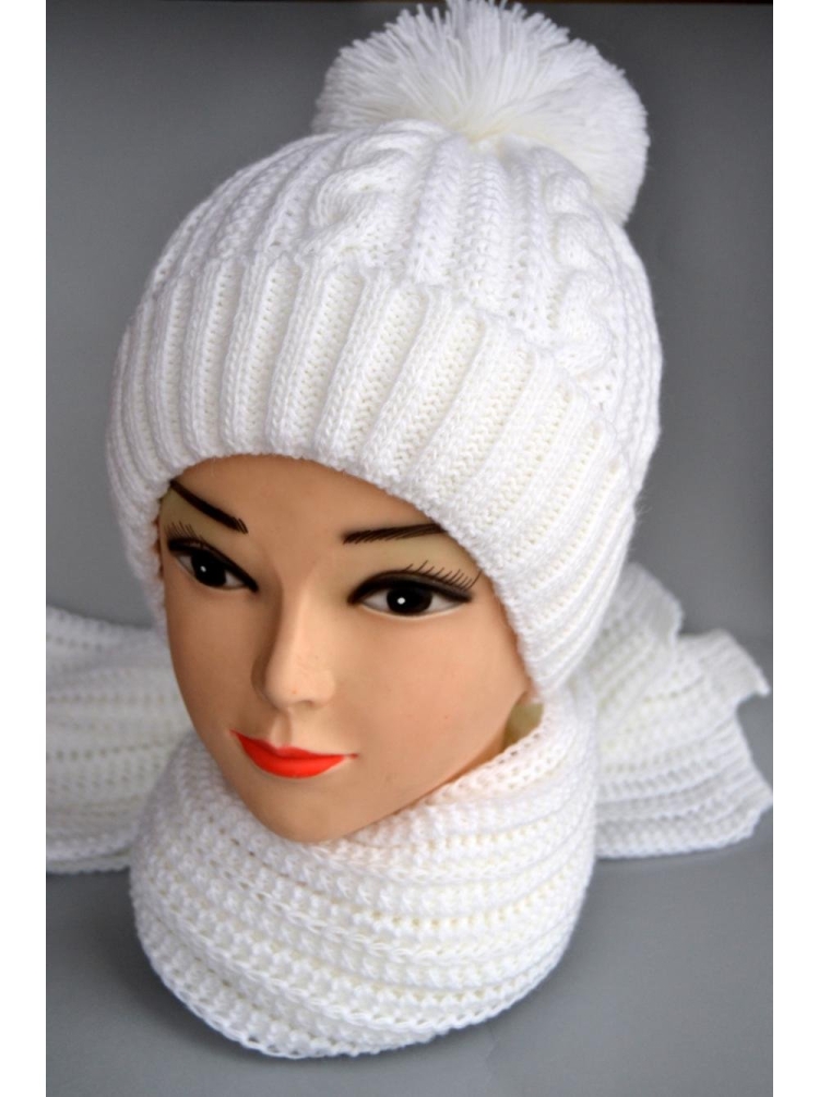 Белая вязаная шапка спицами