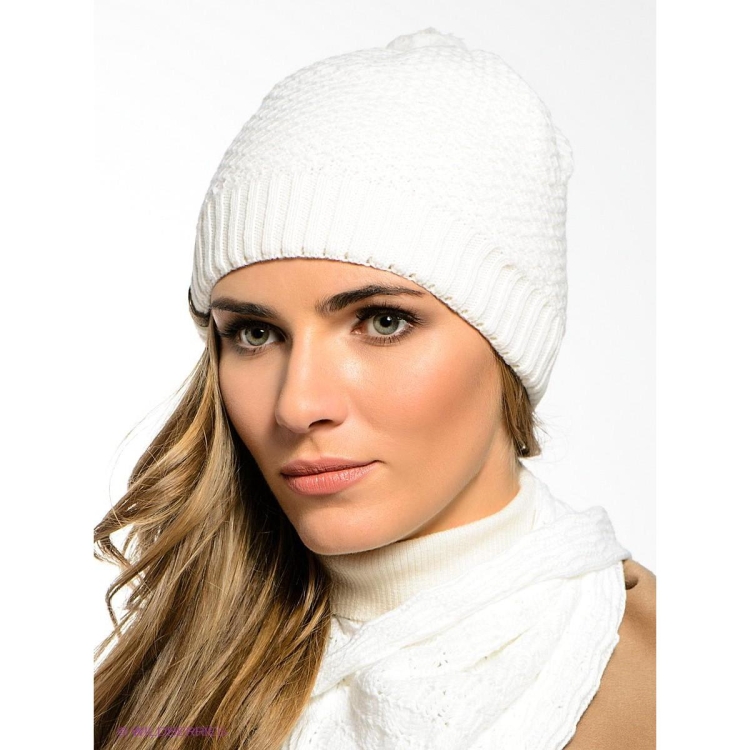 Белая вязаная шапка