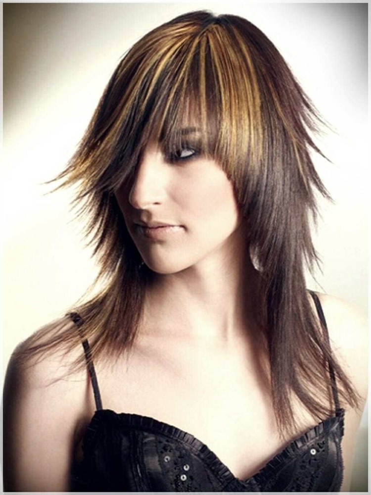 Рваный Каскад на средние волосы с мелированием